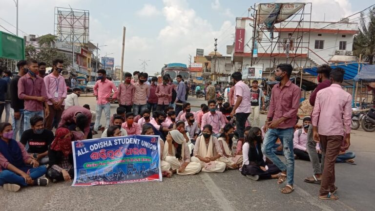 ଯୁକ୍ତଦୁଇ ଶେଷବର୍ଷ ଅଫ ଲାଇନ ପରୀକ୍ଷା ବାତିଲ ଦାବିରେ ରାସ୍ତା ଅବରୋଧ
