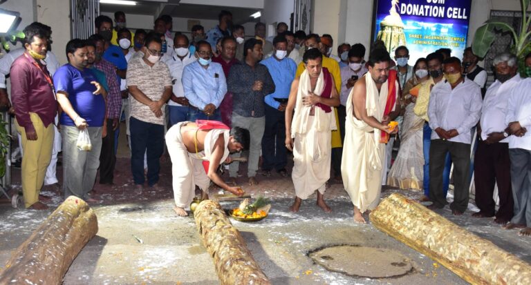 ବଡ଼ଦାଣ୍ଡ ରଥଖଳାରେ ରଥ ନିର୍ମାଣ ପାଇଁ ପୂଜାର୍ଚ୍ଚନା
