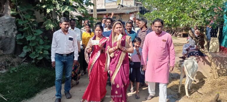 ଭୋଟରଙ୍କୁ ଗୀତା ବଣ୍ଟନ କରି ପ୍ରଚାର କରୁଛନ୍ତି ପ୍ରାର୍ଥୀ