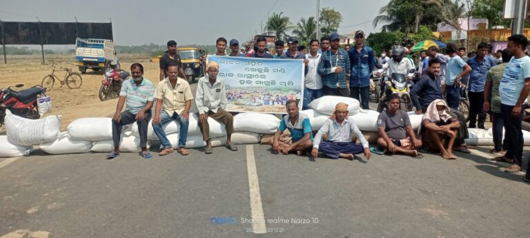 କଟକ-ଚାନ୍ଦବାଲି ରାସ୍ତା ବନ୍ଦ କଲେ ଚାଷୀ