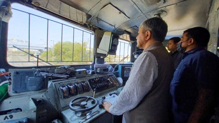 ଦୁର୍ଘଟଣା ନିରୋଧୀ ବ୍ୟବସ୍ଥା ପରୀକ୍ଷା କଲେ ରେଳ ମନ୍ତ୍ରୀ