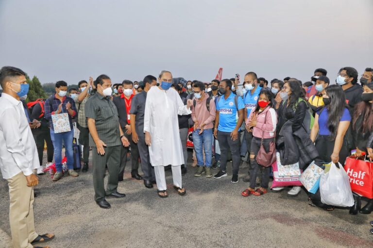 ୟୁକ୍ରେନ ଫେରନ୍ତା ଛାତ୍ରଛାତ୍ରୀଙ୍କୁ ବିମାନ ବନ୍ଦରରେ ସ୍ୱାଗତ କଲେ ମୁଖ୍ୟମନ୍ତ୍ରୀ