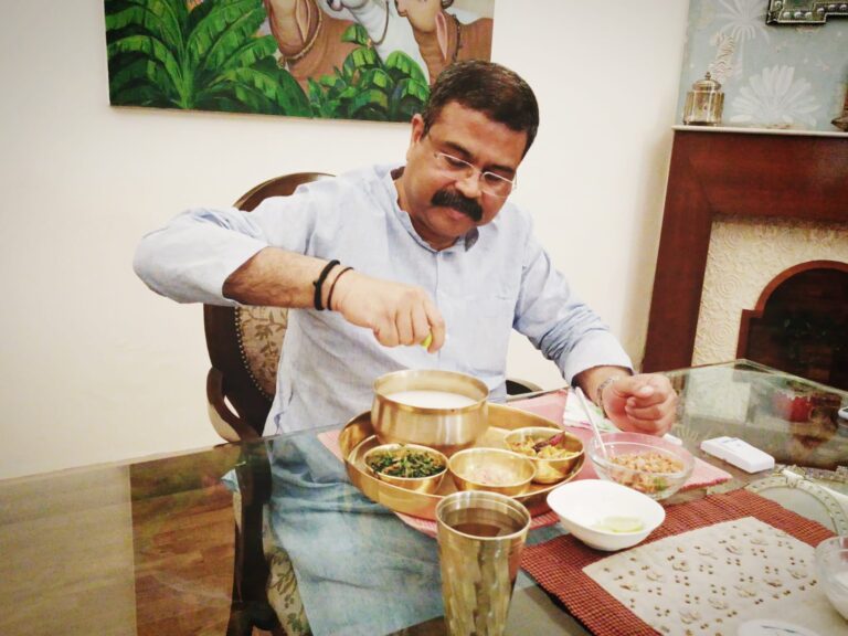 ପଖାଳ ଖାଇ ବିଶ୍ୱ ପଖାଳ ଦିବସ ପାଳିଲେ କେନ୍ଦ୍ରମନ୍ତ୍ରୀ ଧର୍ମେନ୍ଦ୍ର ପ୍ରଧାନ