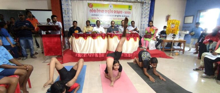 ଯୋଗାସନରେ ପ୍ରତିଭା ଦେଖାଇଲେ ଛାତ୍ରୀ
