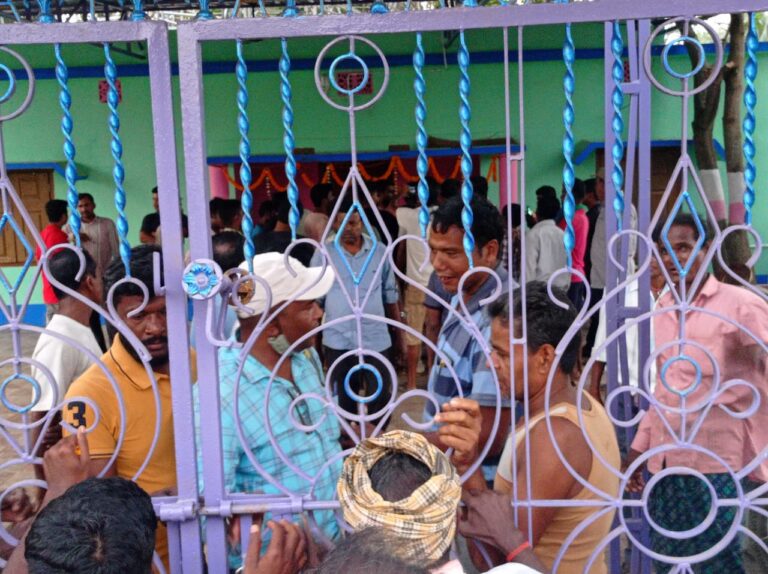 ନମତରା ପିଇଓଙ୍କୁ ଠେଲାପେଲା, ତାଲା ମାରି ଅଟକ ରଖିଲେ,କାର ଚକରୁ ପମ୍ଫ କାଢ଼ିଲେ