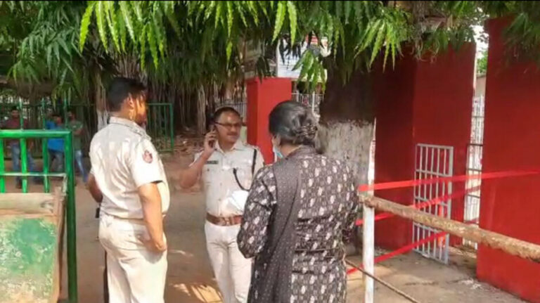 ଅସୁରକ୍ଷିତ ରାଜଧାନୀ  : ଏଟିଏମ୍ ସାମ୍ନାରେ ପଡ଼ିଛି ସ୍ଵାମୀଙ୍କ ମୃତଦେହ, ସ୍ତ୍ରୀ ଗୁରୁତର