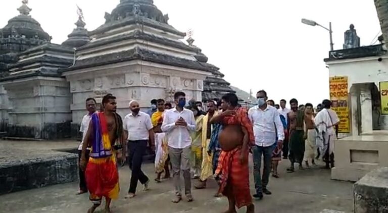 କଣ୍ଟିଲୋ  ନୀଳମାଧଵଙ୍କ ମନ୍ଦିର ପରିଦର୍ଶନ କଲେ 5T ସଚିବ