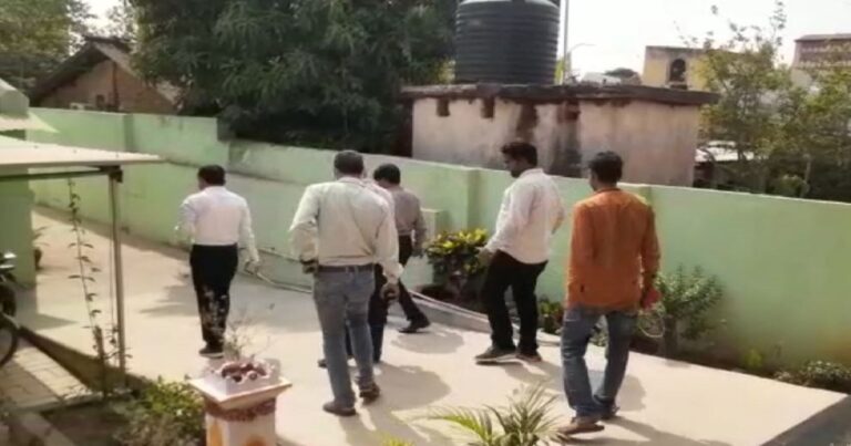 ଉଲଗ୍ନ କରି ଚପଲରେ ପିଟିଲେ