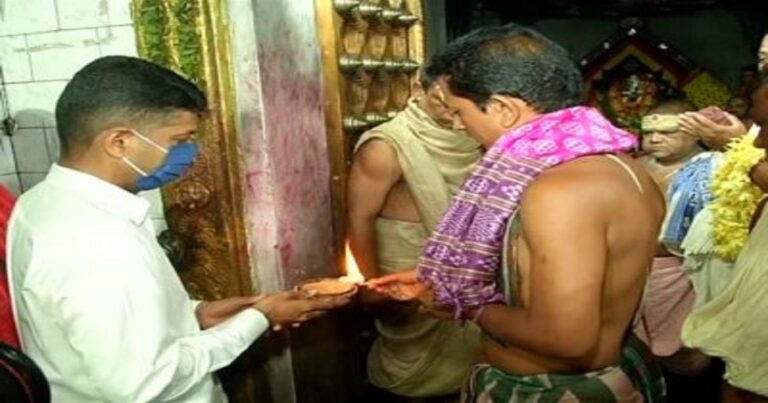 ମା’ ଶାରଳାଙ୍କୁ ଦର୍ଶନ କଲେ 5T ସଚିବ