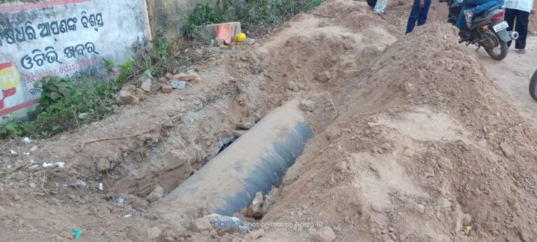 ପାଇପ୍ ବିଛାରେ ଭାଙ୍ଗିଲା ଶହେ ବର୍ଷର ଜଳ ନିଷ୍କାସନ କଲଭର୍ଟ